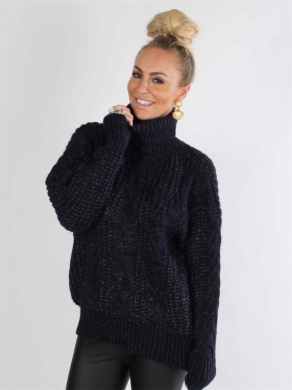 Naddia - Armygrøn striktrøje med turtleneck og kabelstrik